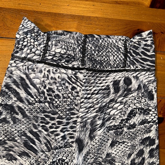 Bela Fit Gray Snakeskin Print Supplex Fabric Supersoft Fast Drying Material - Picture 2 of 4